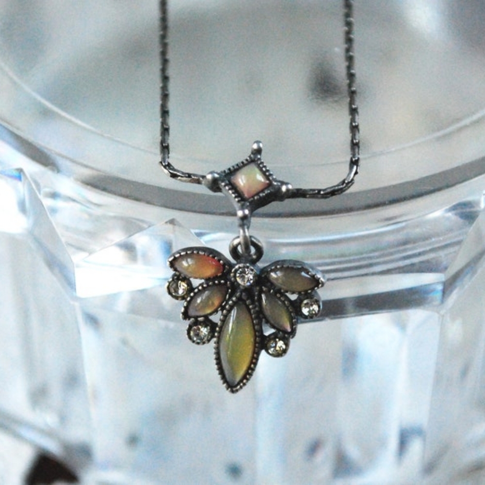 *SUMMER SALE* Vintage 1928 Dainty Drop Leaf Necklace - Picture 6 of 6